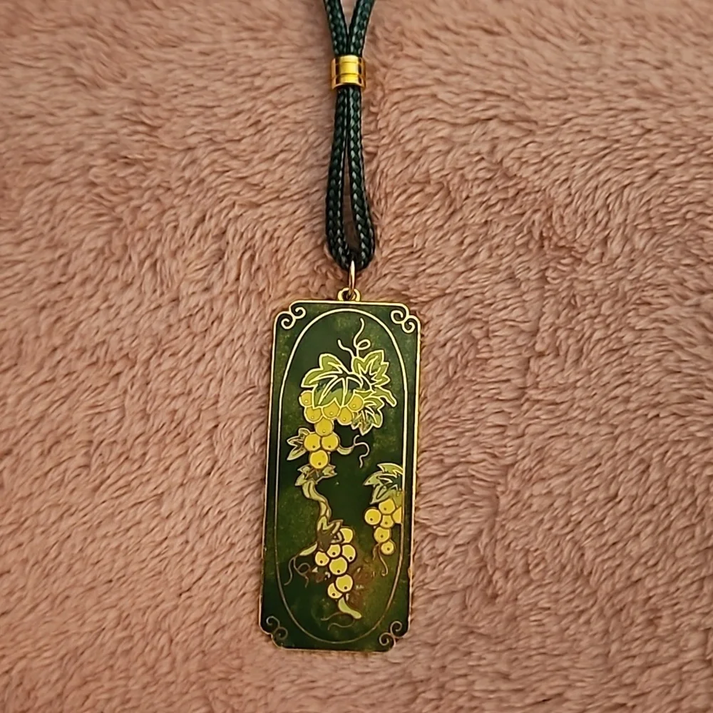 Vintage Green Vertical Cloisonne Grapes Rope Necklace